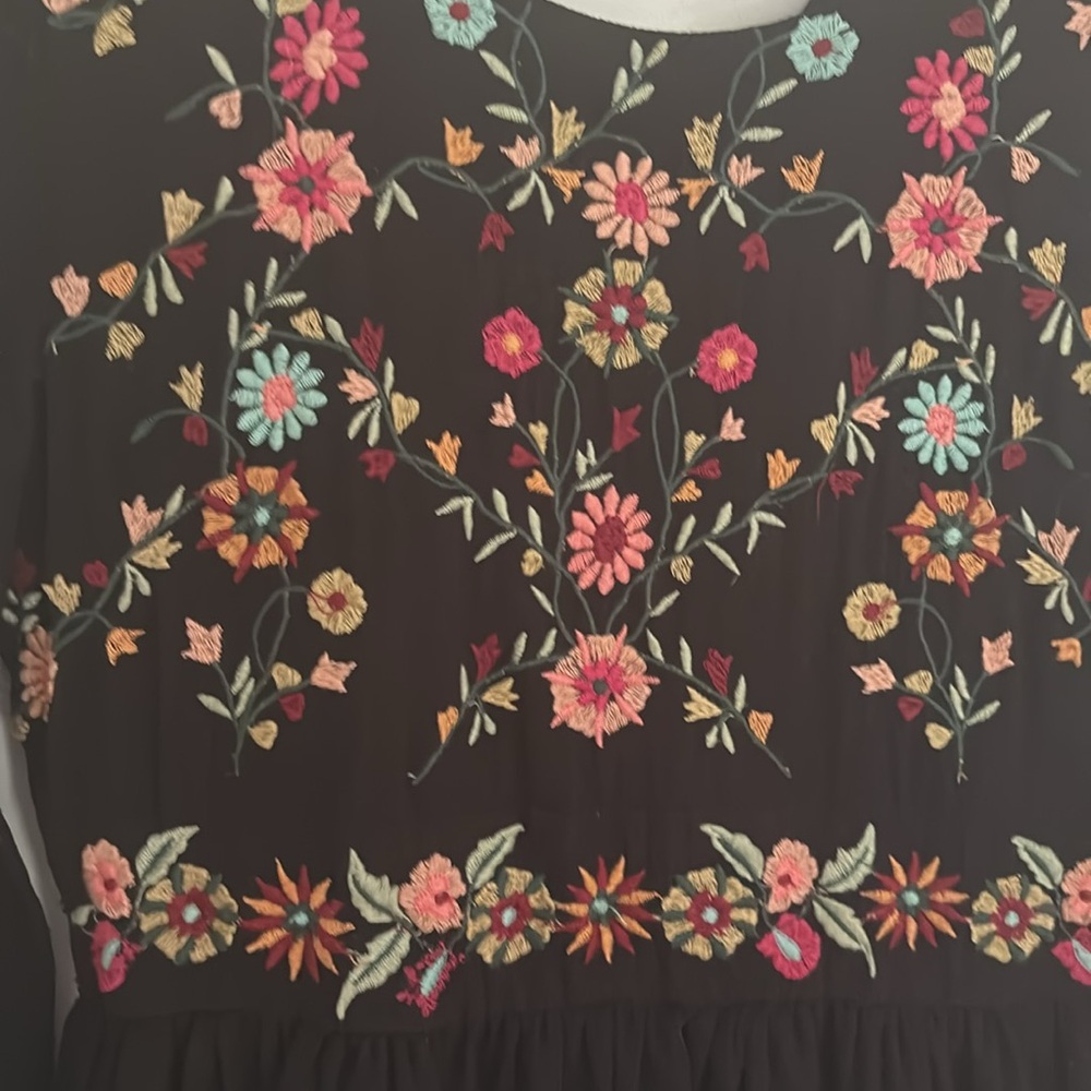 Embroidered top - Picture 2 of 9